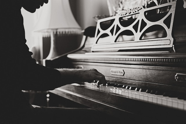 antique photo of a ragtime jazz pianist